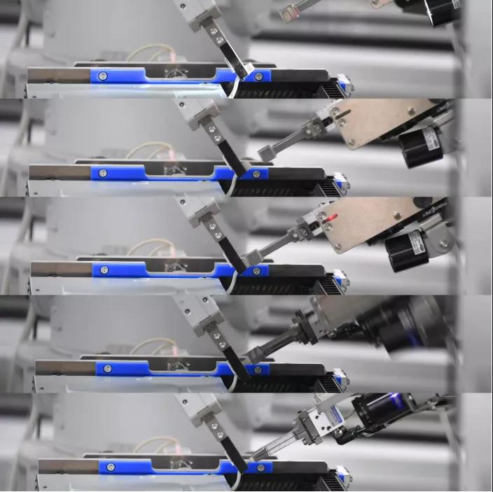 32台机器人的自动化工厂