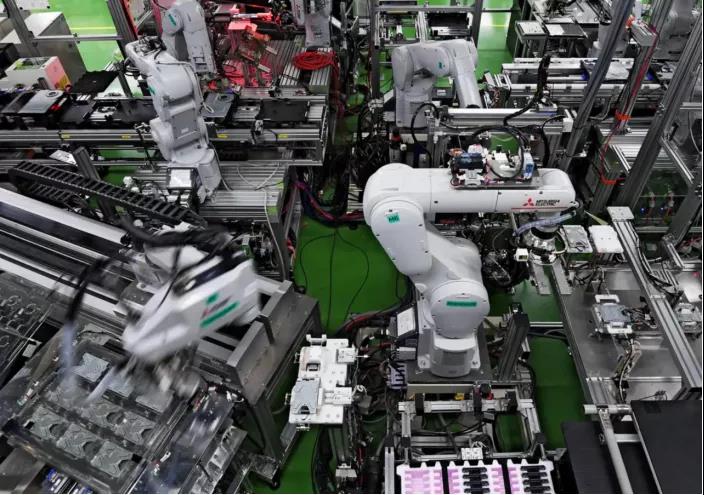 32台机器人的自动化工厂